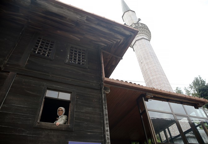 cumhurbaskani-recep-tayyip-erdoganin-esi-emine-erdogan,-rize-guneycede-bulunan-haci-seyh-camisini-ziyaret-etti-(5).jpg