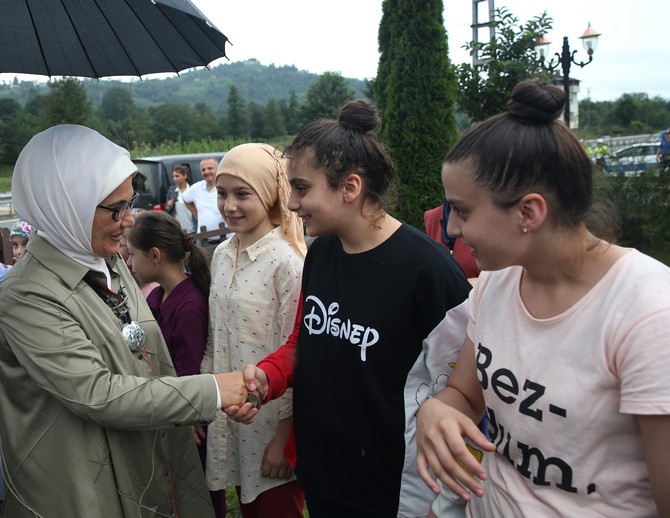 cumhurbaskani-recep-tayyip-erdoganin-esi-emine-erdogan,-rize-guneycede-bulunan-haci-seyh-camisini-ziyaret-etti-(9).jpg