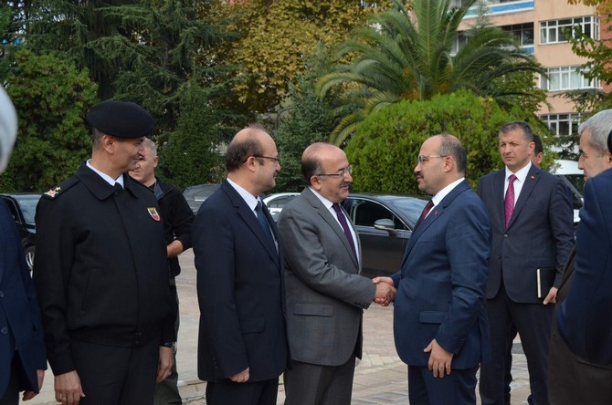 cumhurbaskanligi-kararnamesiyle-bitlis-valiligi-gorevinden-trabzon-valiligi-gorevine-atanan-ismail-ustaoglu-bugun-trabzona-geldi--(1).jpg
