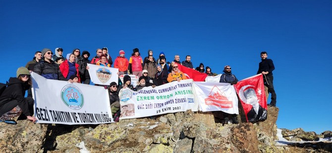 cumhuriyet-bayrami-etkinligi-cercevesinde-vercendik-dagcilik-kulubu-tarafindan-duzenlenen-geleneksel-ovit-zirve-tirmanisi-17-kez-yapildi-1.jpg