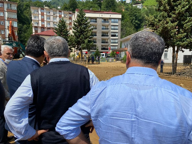 cumhuriyet-halk-partisi-chp-elazig-milletvekili-gursel-erol-6-kisinin-oldugu-sel-felaketinin-ardindan-rize-guneysuya-giderek-incelemelerde-bulundu-2.jpg