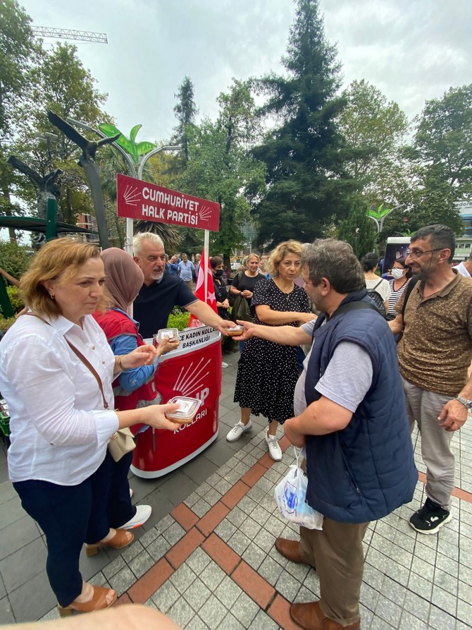 cumhuriyet-halk-partisi-chp-rize-il-baskanligi-tarafindan-muharrem-ayi-dolayisiyla-vatandaslara-asure-ikraminda-bulunuldu-2.jpg
