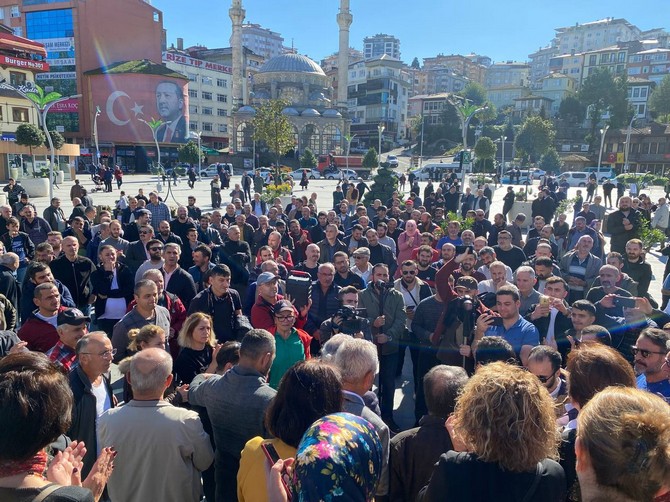 cumhuriyet-halk-partisi-chp-rize-il-baskanligi-ve-diskgida-is-sendikasi-tarafindan-caykur-mevsimlik-iscilerine-kadro-verilmesi-konulu-rizede-acik-hava-basin-toplantisi-duzenlendi-11.jpg