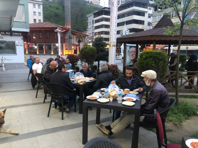 cumhuriyet-halk-partisi-chp-tarafindan-rizenin-ilcelerinde-baslatilan-iftar-programlari-cayeli-ilcesi-ile-devam-etti-1.jpg