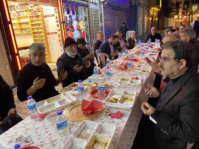 cumhuriyet-halk-partisi-chp-tarafindan-tarihi-rize-carsisinda-iftar-programi-duzenlendi-5.jpg