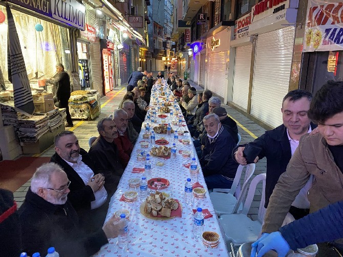 cumhuriyet-halk-partisi-chp-tarafindan-tarihi-rize-carsisinda-iftar-programi-duzenlendi-6-001.jpg