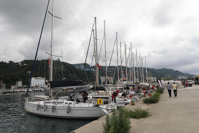 daddralli-karadeniz-2018---3-ulke-1-hikaye-etkinligi-kapsaminda-hareket-eden-yatcilar,-rizenin-gundogdu-limanina-demir-atti-(9)-001.jpg