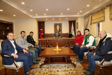 davut-guloglundan-ersin-yaziciya-ziyaret-1.jpg davut-guloglundan-ersin-yaziciya-ziyaret-1.jpg