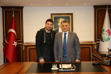 davut-guloglundan-ersin-yaziciya-ziyaret.jpg davut-guloglundan-ersin-yaziciya-ziyaret.jpg