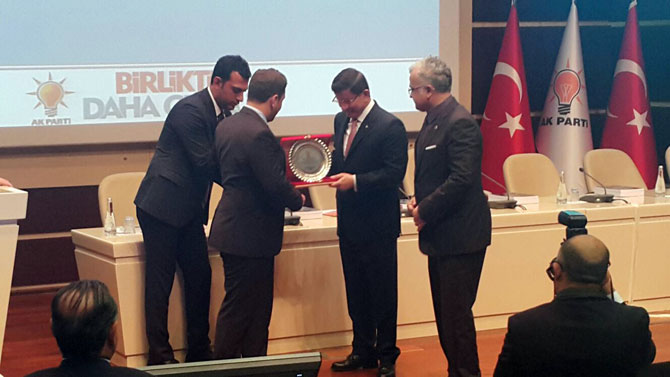 davutoglundan-muhammed-avciya-odul.jpg davutoglundan-muhammed-avciya-odul.jpg