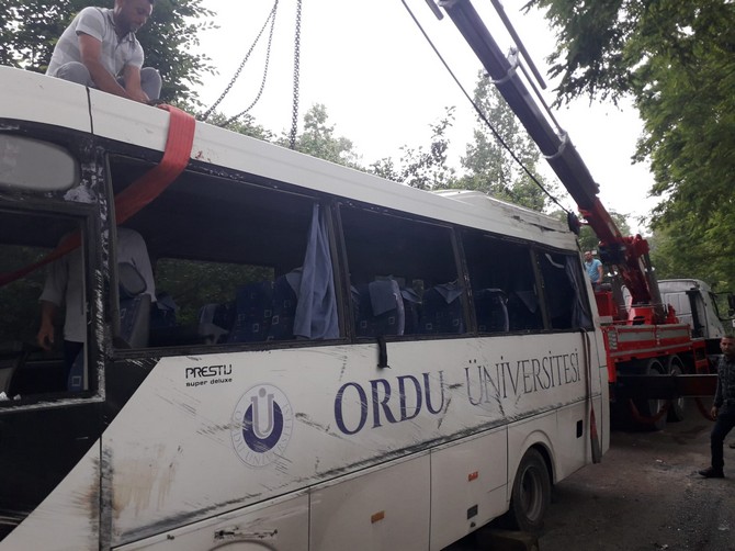 dekanlari-tasiyan-otobus-kaza-yapti-1-dekan-oldu-19-yarali-4.jpg