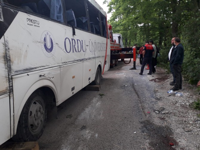 dekanlari-tasiyan-otobus-kaza-yapti-1-dekan-oldu-19-yarali-5.jpg