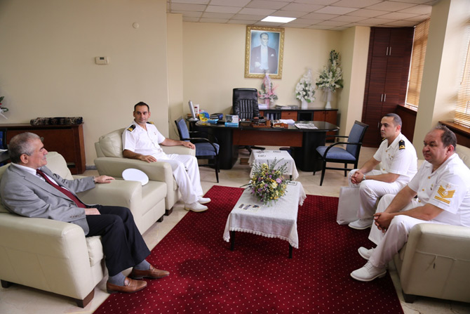 deniz-kuvvetleri-komutanligina-bagli-tcg-kilimli-isimli-askeri-gemi-personelinden-rize-belediye-baskan-vekili-sultan-yilmaza-ziyaret1.jpg
