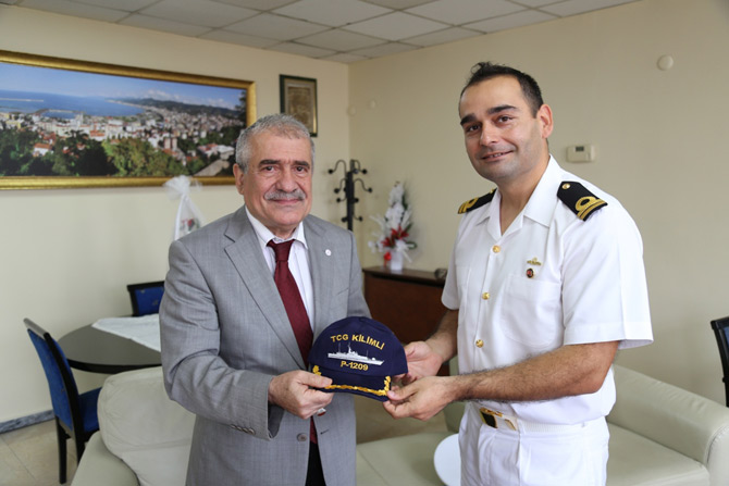 deniz-kuvvetleri-komutanligina-bagli-tcg-kilimli-isimli-askeri-gemi-personelinden-rize-belediye-baskan-vekili-sultan-yilmaza-ziyaret2.jpg