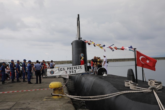 deniz-kuvvetlerine-ait-tcg-preveze-denizaltisi,-rize-limaninda-halkin-ziyaretine-acildi-(2).jpg