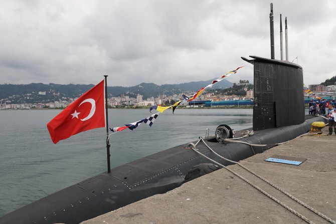 deniz-kuvvetlerine-ait-tcg-preveze-denizaltisi,-rize-limaninda-halkin-ziyaretine-acildi-(3).jpg