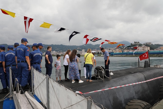 deniz-kuvvetlerine-ait-tcg-preveze-denizaltisi,-rize-limaninda-halkin-ziyaretine-acildi-(4).jpg