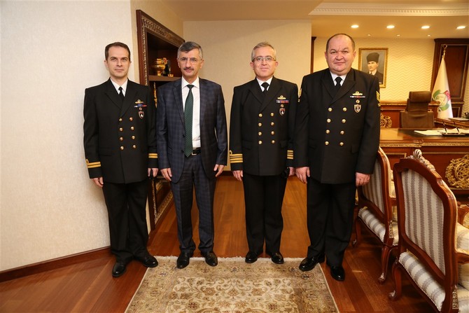 deniz-yarbay-bulent-ceylan,-beraberinde-deniz-yuzbasi-ilhan-cavdar-ile-birlikte-rize-valisi-erdogan-bektas’i-makaminda-ziyaret-etti-(1).jpg