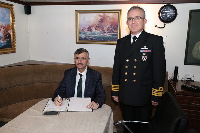 deniz-yarbay-bulent-ceylan,-beraberinde-deniz-yuzbasi-ilhan-cavdar-ile-birlikte-rize-valisi-erdogan-bektas’i-makaminda-ziyaret-etti-(5).jpg