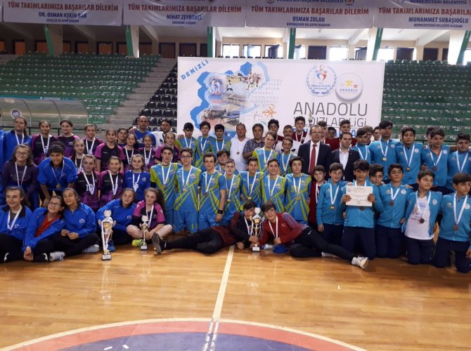 denizli-ilinde-yapilan-turkiye-hentbol-sampiyonasinda-rize-il-karmasi-turkiye-sampiyonu-1.jpg
