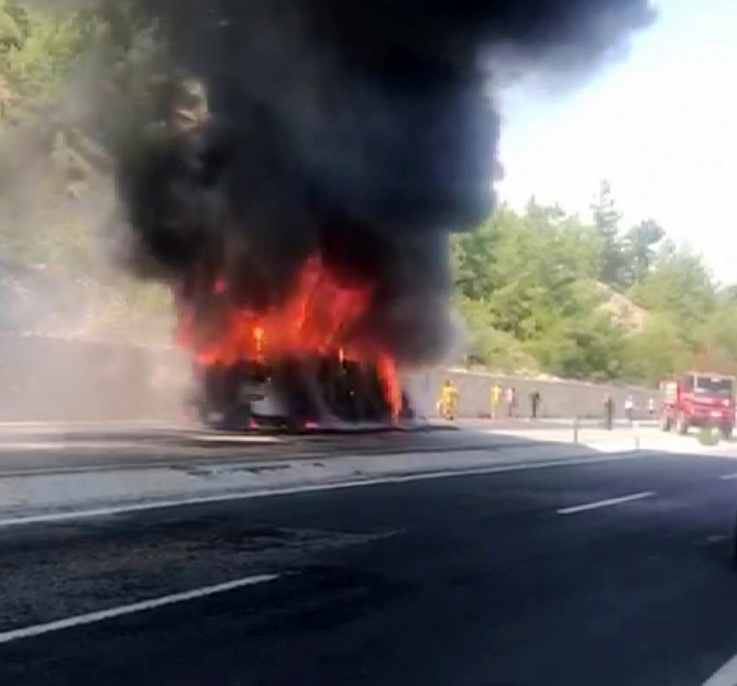 denizli-kale-mugla-karayolu-sinirinda-seyir-halinde-olan-trabzon-plakali-kamil-koc-firmasina-ait-mercedes-benz-marka-yolcu-otobusunun-mugla-denizli-siniri-esentepe-mevkiinde-alev-aldi-1.jpg