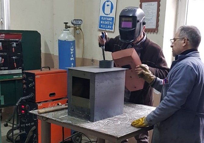 depremler-nedeniyle-bolgede-disarida-kalanlarin-usumemesi-icin-rizede-hummali-bir-soba-yapim-calismasi-yapiliyor-1.jpg