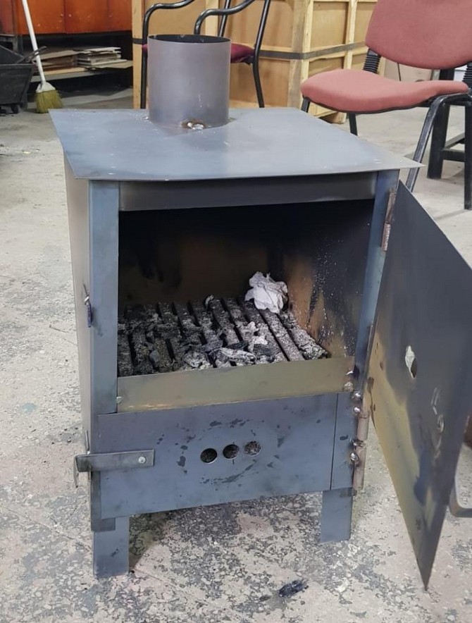 depremler-nedeniyle-bolgede-disarida-kalanlarin-usumemesi-icin-rizede-hummali-bir-soba-yapim-calismasi-yapiliyor-2.jpg