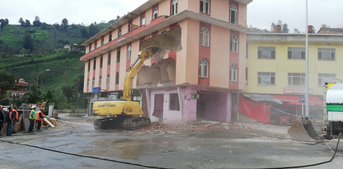 dere-yatagindaki-7-katli-binanin-ardindan-4-katli-bina-da-yikiliyor.jpg