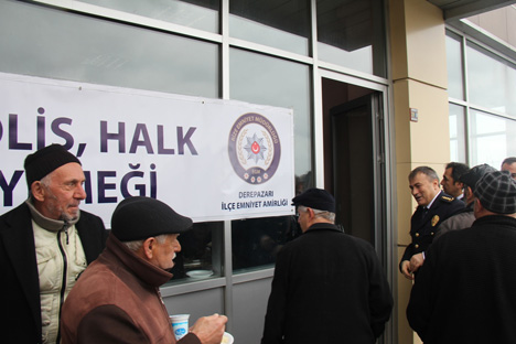 derepazari-emniyet-amirliginden-halka-yemek-ikrami1.jpg