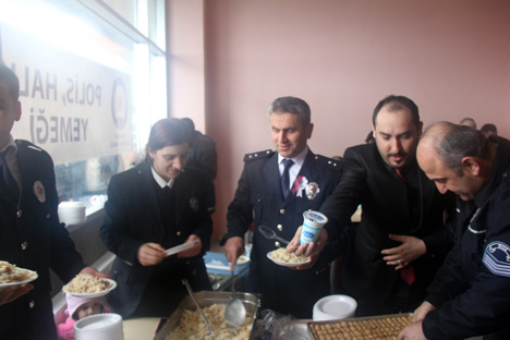 derepazari-emniyet-amirliginden-halka-yemek-ikrami2.jpg