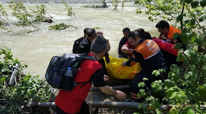 dereye-ucan-aracta-sulara-kapilarak-kaybolan-surucunun-cansiz-bedeni-bulundu.jpg