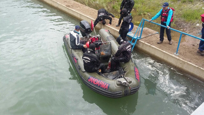 dereye-yuvarlanan-otomobildeki-iki-kisiden-birinin-cesedi-bulundu-1.jpg dereye-yuvarlanan-otomobildeki-iki-kisiden-birinin-cesedi-bulundu-1.jpg