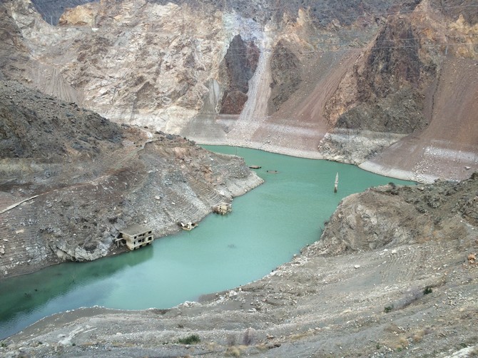 deriner-baraji’nda-su-seviyesi-dustu,-bir-koy-ve-cami-minaresi-ortaya-cikti-(1).jpg