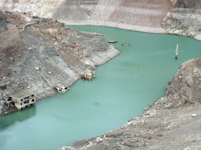 deriner-baraji’nda-su-seviyesi-dustu,-bir-koy-ve-cami-minaresi-ortaya-cikti-(2).jpg