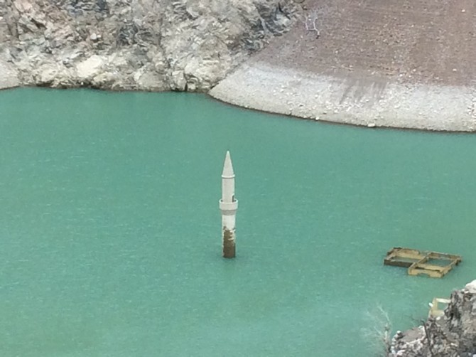 deriner-baraji’nda-su-seviyesi-dustu,-bir-koy-ve-cami-minaresi-ortaya-cikti-(4).jpg