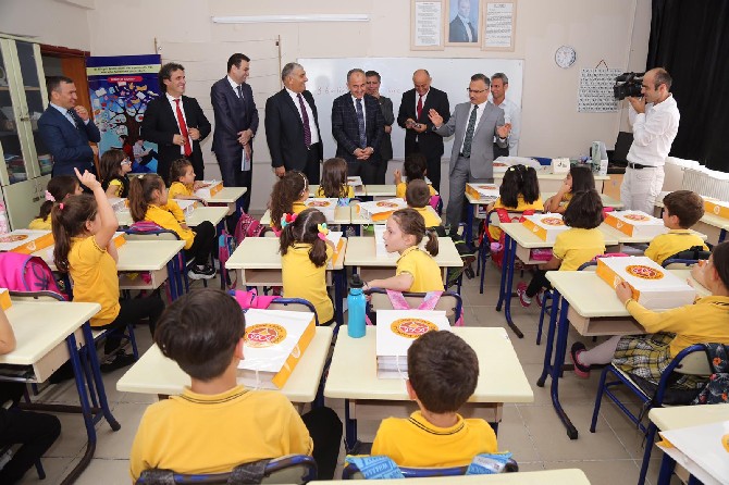 ders-yilinin-ilk-zili-caldi-rizede-65-bin-ogrenci-okula-merhaba-dedi-(21).jpg