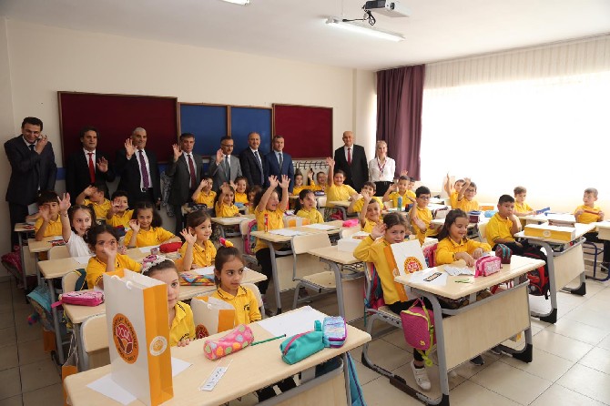 ders-yilinin-ilk-zili-caldi-rizede-65-bin-ogrenci-okula-merhaba-dedi-(27).jpg