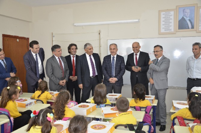 ders-yilinin-ilk-zili-caldi-rizede-65-bin-ogrenci-okula-merhaba-dedi-(4).jpg
