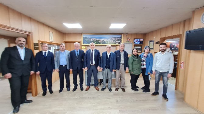 deva-partisi-rize-il-baskani-omer-koroglu-ve-parti-yoneticileri-rize-esnaf-ve-sanatkarlar-odalari-birligi-baskani-guven-aksoyu-makaminda-ziyaret-etti.jpg