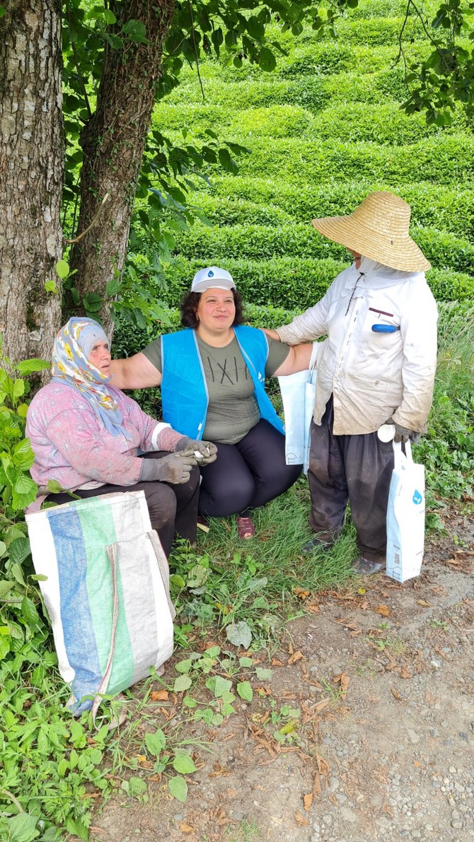 deva-rizede-tarlaya-girdi-cay-ureticisine-sapka-ve-soguk-icecek-dagitti-14.jpg