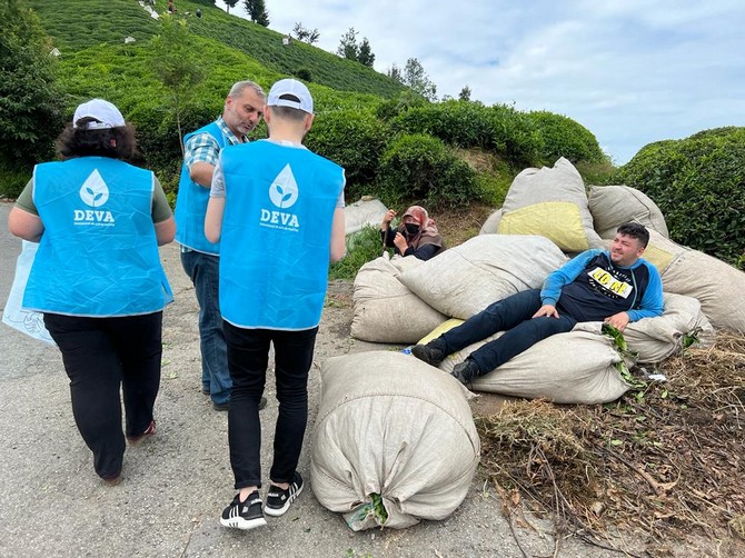deva-rizede-tarlaya-girdi-cay-ureticisine-sapka-ve-soguk-icecek-dagitti-2.jpg