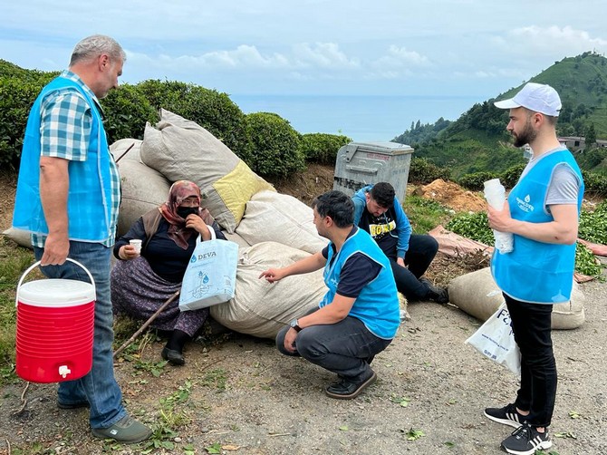 deva-rizede-tarlaya-girdi-cay-ureticisine-sapka-ve-soguk-icecek-dagitti-5.jpg