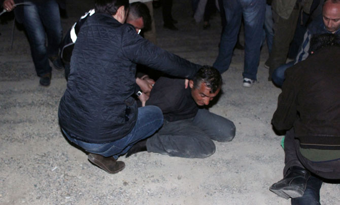 dhkp-c’li-safak-yayla’nin-mezar-ziyaretine-polis-izin-vermedi2.jpg dhkp-c’li-safak-yayla’nin-mezar-ziyaretine-polis-izin-vermedi2.jpg