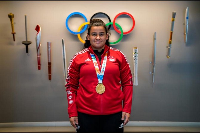 dilara-narin-olimpiyatevinde-yapilan-toren-ile-altin-madalyasini-teslim-aldi-2.jpg