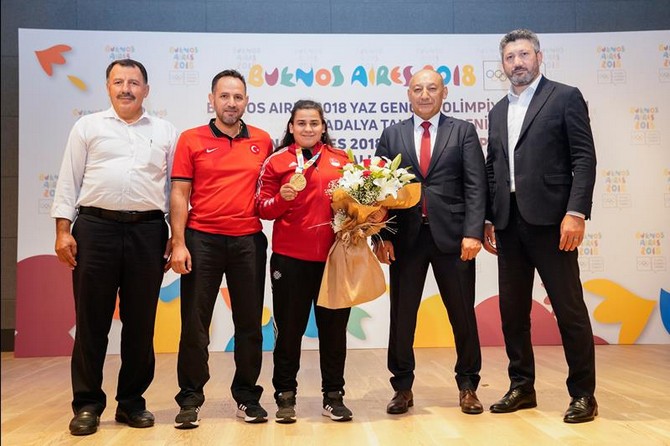 dilara-narin-olimpiyatevinde-yapilan-toren-ile-altin-madalyasini-teslim-aldi-3.jpg