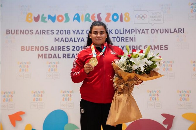 dilara-narin-olimpiyatevinde-yapilan-toren-ile-altin-madalyasini-teslim-aldi-4.jpg
