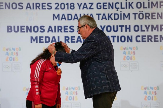 dilara-narin-olimpiyatevinde-yapilan-toren-ile-altin-madalyasini-teslim-aldi-5.jpg