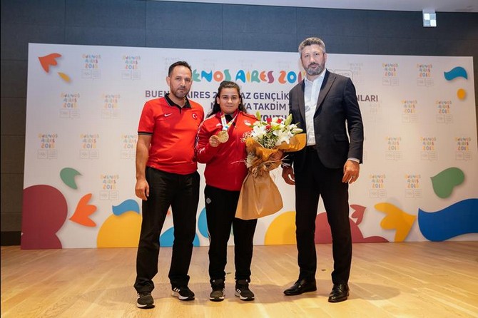 dilara-narin-olimpiyatevinde-yapilan-toren-ile-altin-madalyasini-teslim-aldi-6.jpg