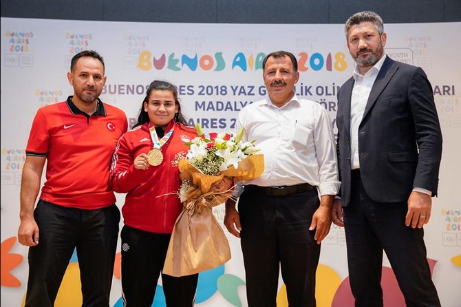 dilara-narin-olimpiyatevinde-yapilan-toren-ile-altin-madalyasini-teslim-aldi-7.jpg