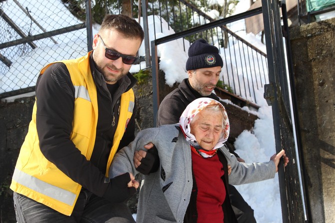 diyaliz-hastasi-paletli-kar-ambulansiyla-kurtarildi-(6).jpg